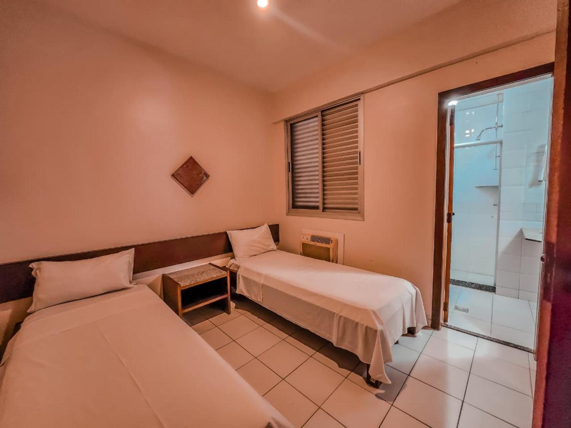 Quarto com 2 Camas de Solteiro